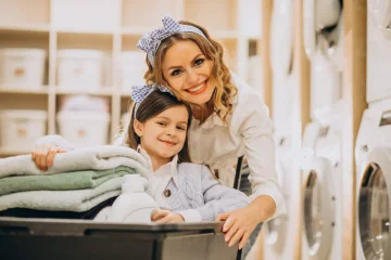 Mama s dcérou si užívajú voňavé pranie